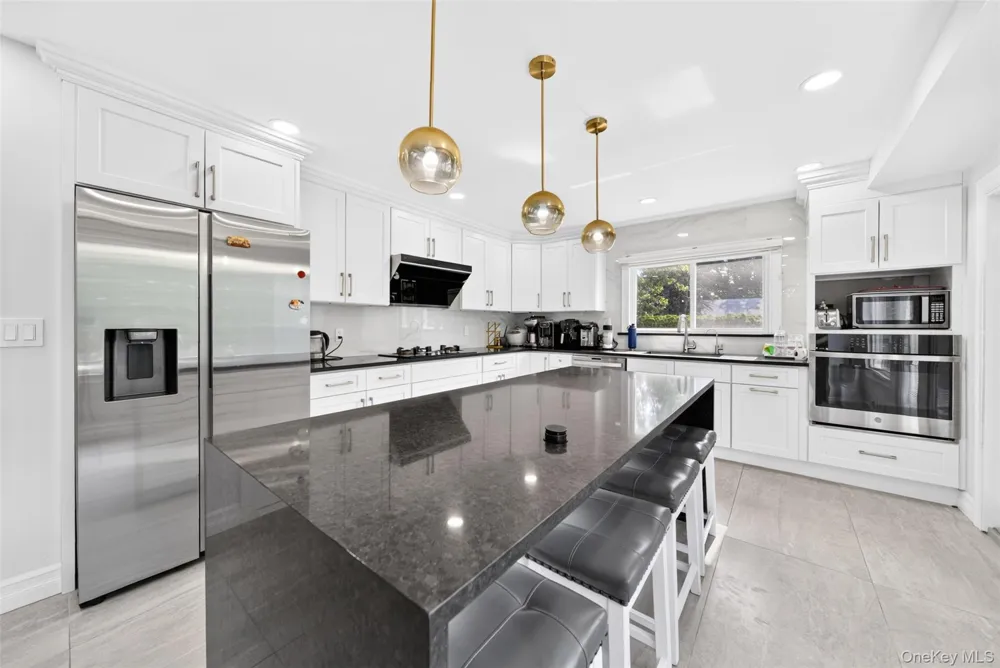 2 Foxhurst Court Manhasset Hills, NY 11040