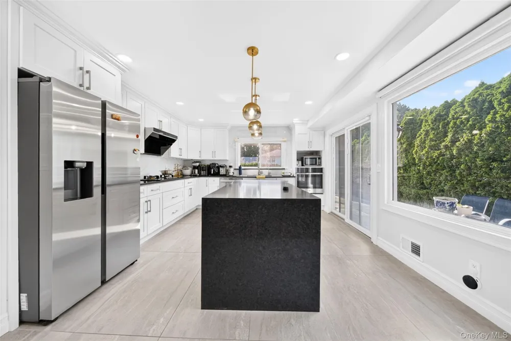2 Foxhurst Court Manhasset Hills, NY 11040