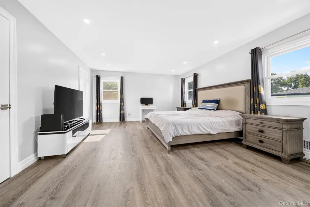 2 Foxhurst Court Manhasset Hills, NY 11040