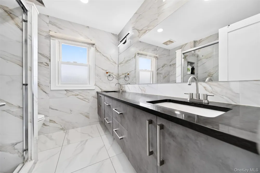 2 Foxhurst Court Manhasset Hills, NY 11040
