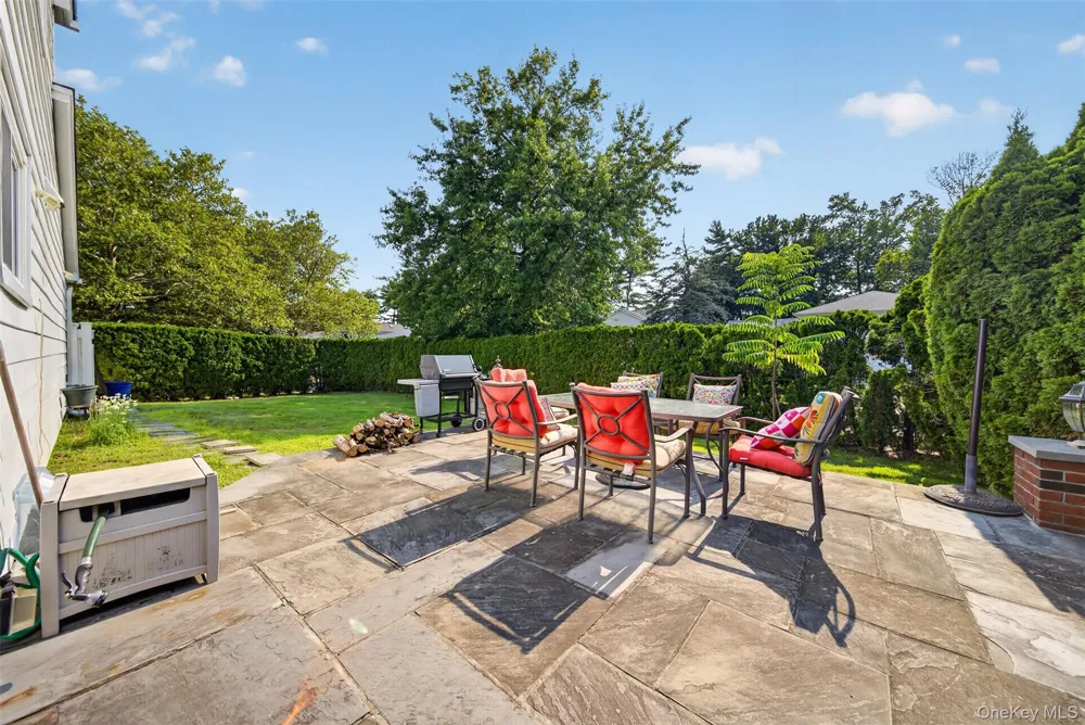 2 Foxhurst Court Manhasset Hills, NY 11040