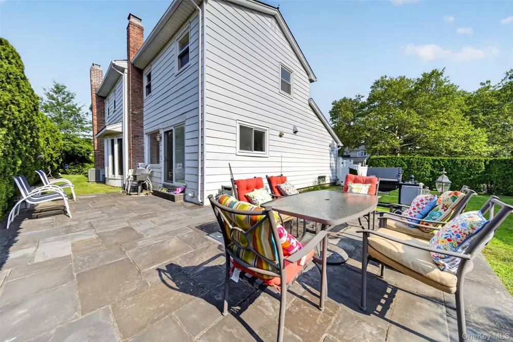2 Foxhurst Court Manhasset Hills, NY 11040