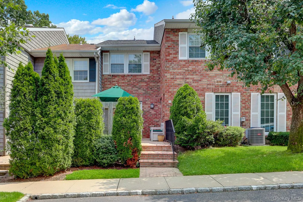 11 Clubhouse Court Woodbury, NY 11797
