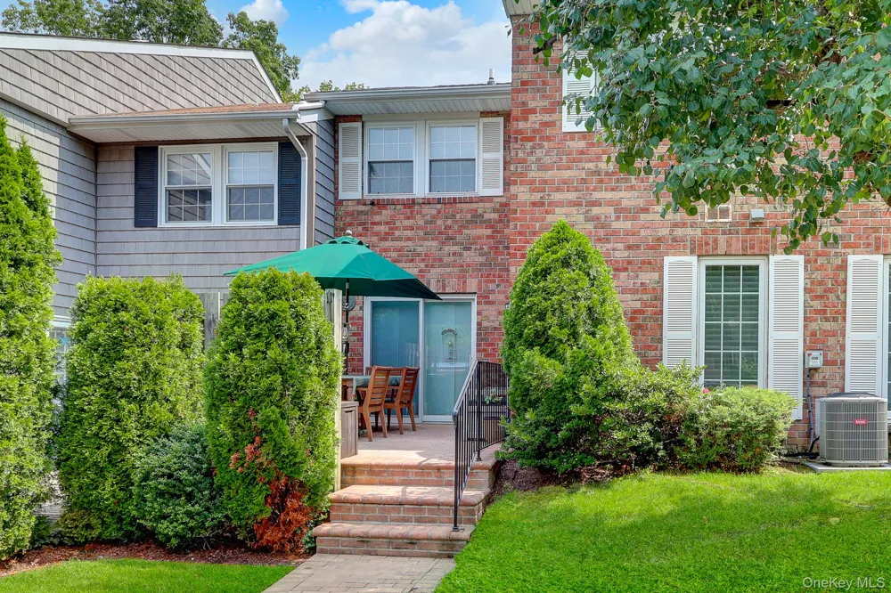 11 Clubhouse Court Woodbury, NY 11797