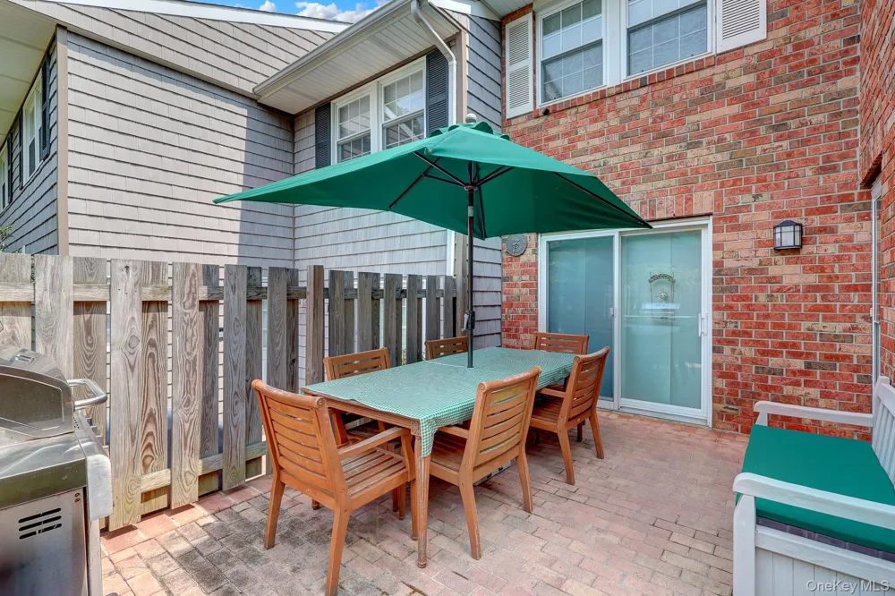 11 Clubhouse Court Woodbury, NY 11797