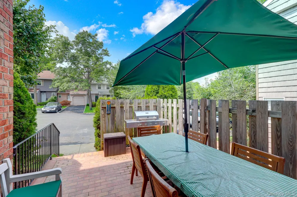 11 Clubhouse Court Woodbury, NY 11797