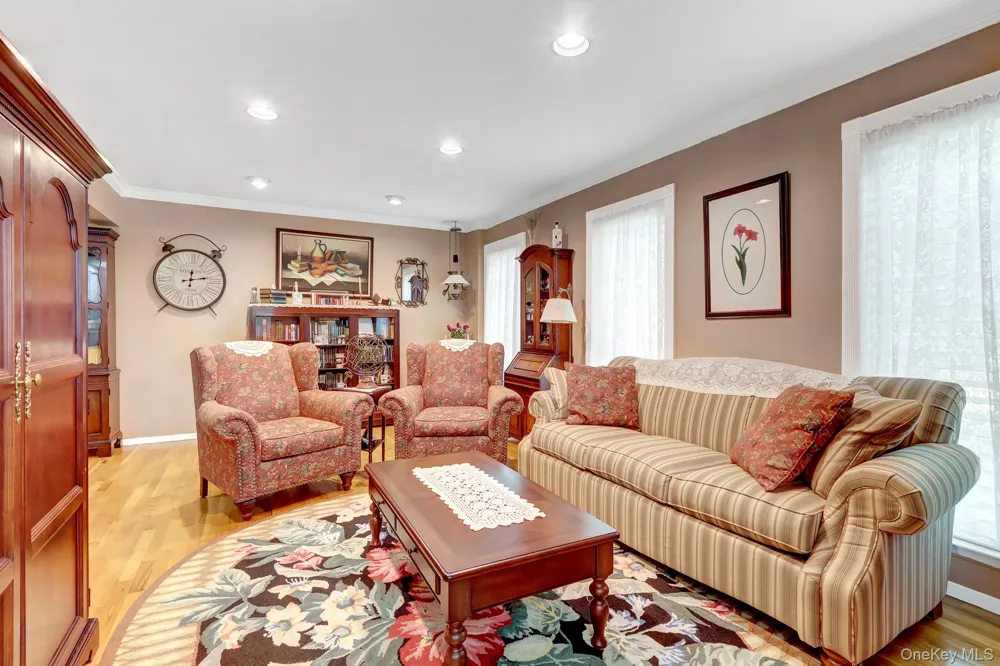 11 Clubhouse Court Woodbury, NY 11797