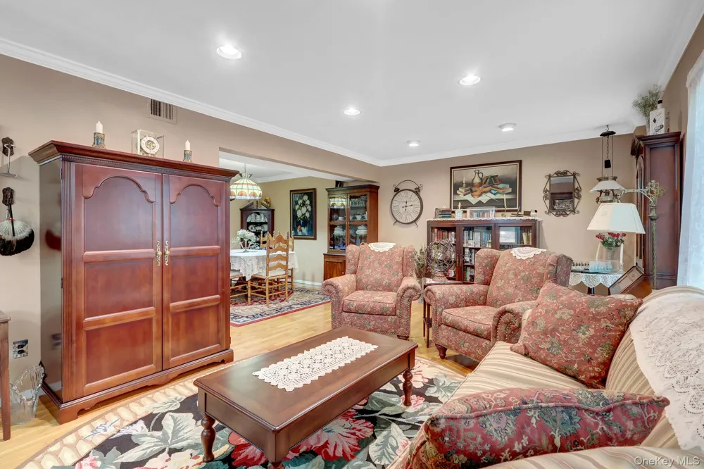 11 Clubhouse Court Woodbury, NY 11797