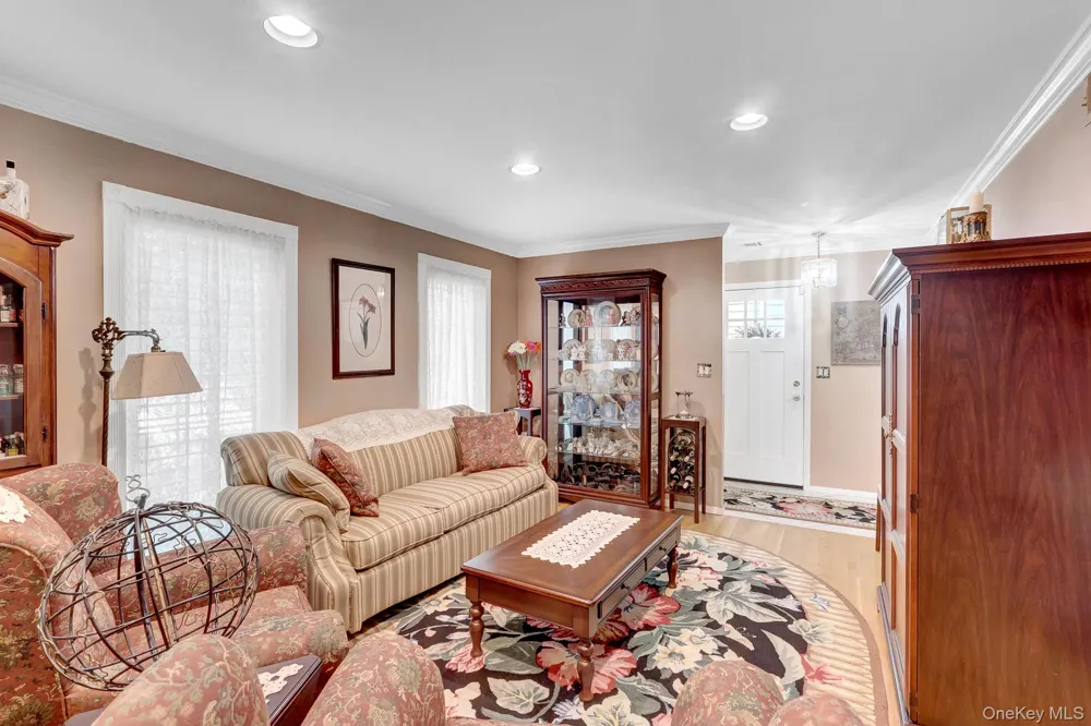 11 Clubhouse Court Woodbury, NY 11797