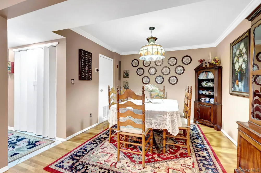 11 Clubhouse Court Woodbury, NY 11797