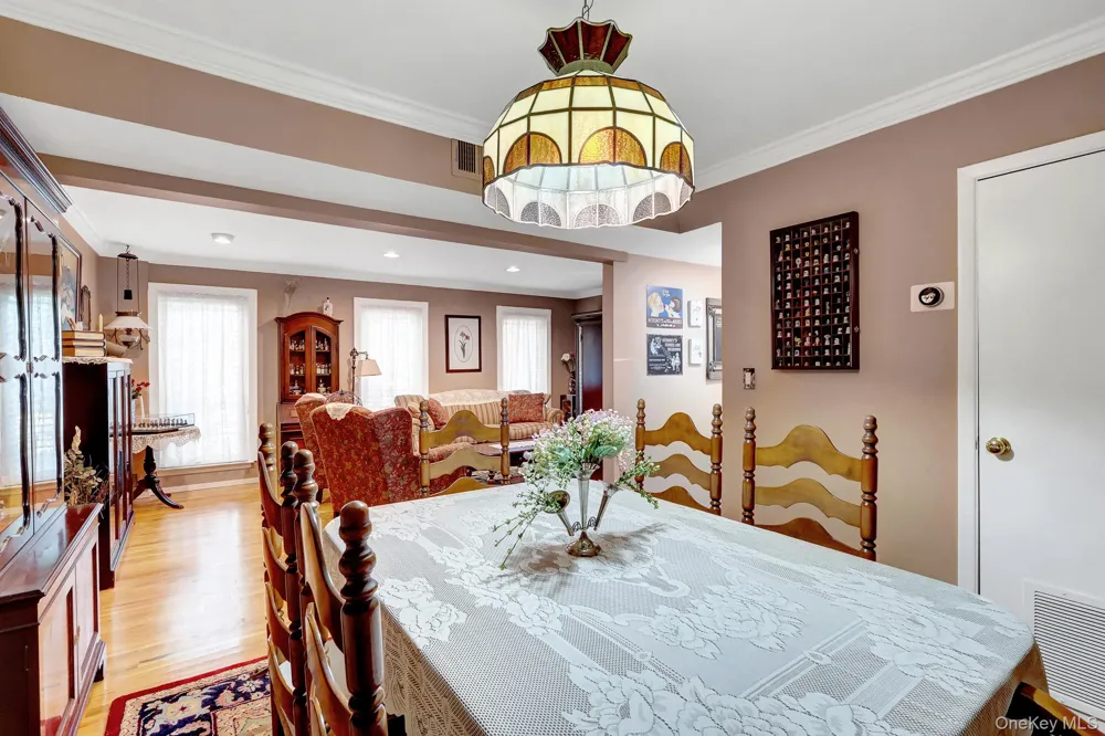11 Clubhouse Court Woodbury, NY 11797