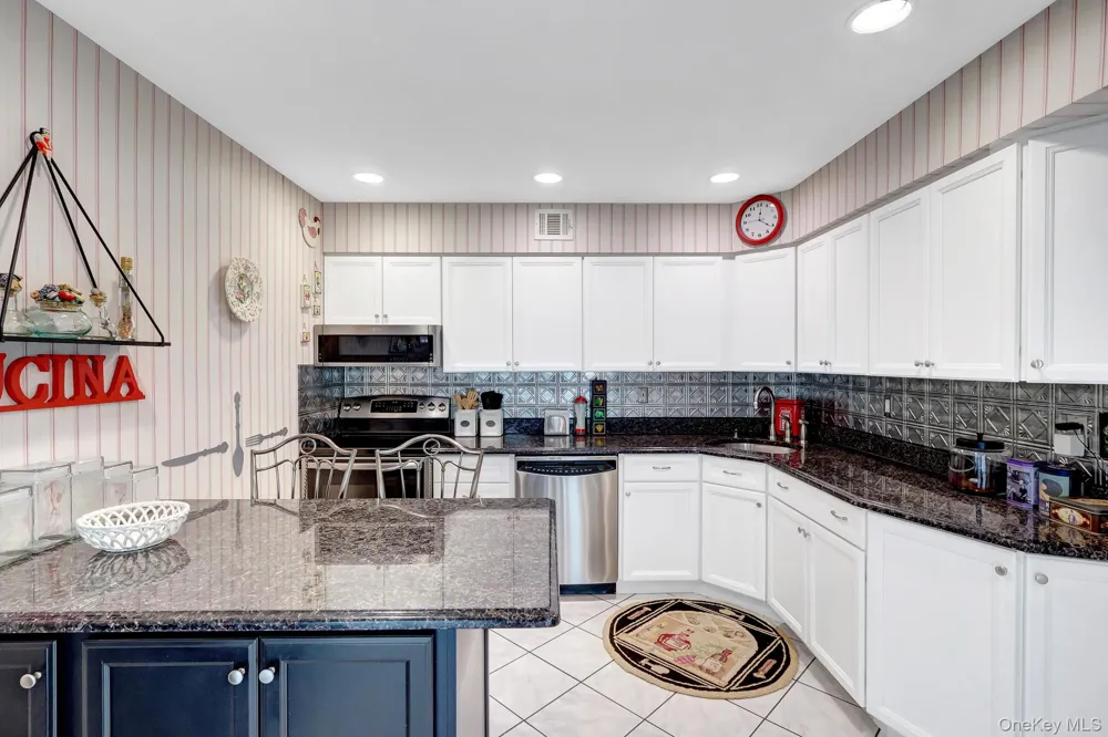 11 Clubhouse Court Woodbury, NY 11797