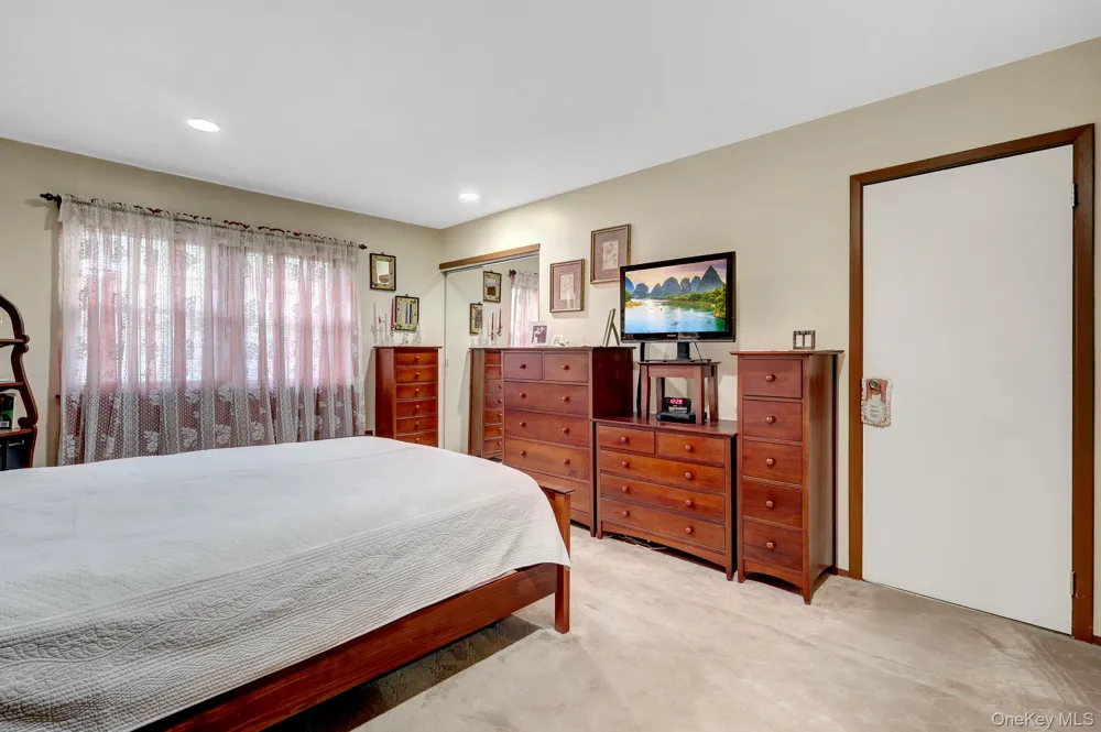 11 Clubhouse Court Woodbury, NY 11797