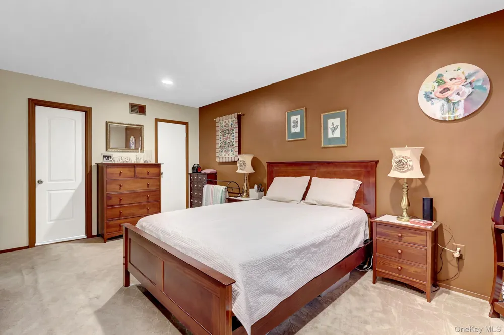 11 Clubhouse Court Woodbury, NY 11797
