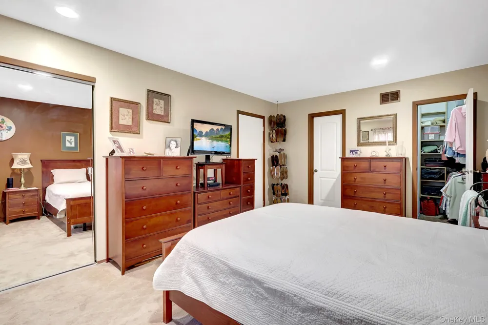 11 Clubhouse Court Woodbury, NY 11797
