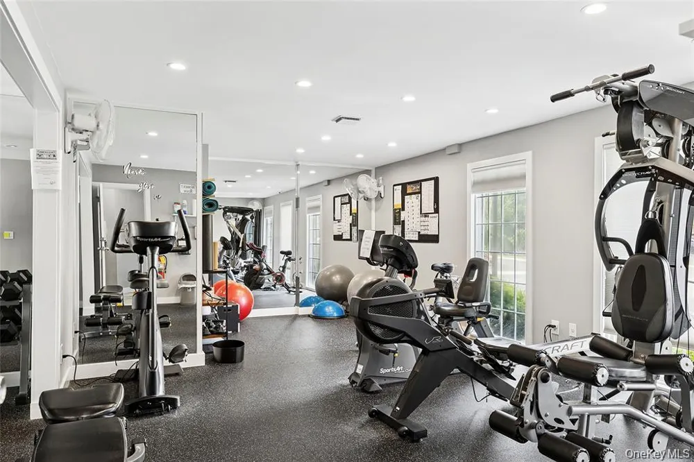 11 Clubhouse Court Woodbury, NY 11797