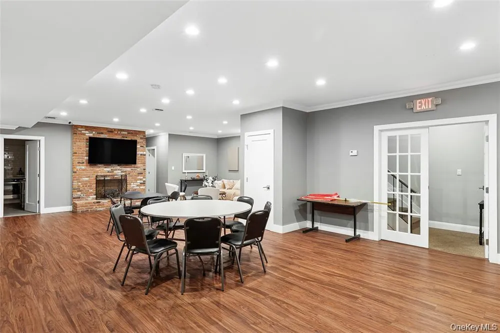 11 Clubhouse Court Woodbury, NY 11797