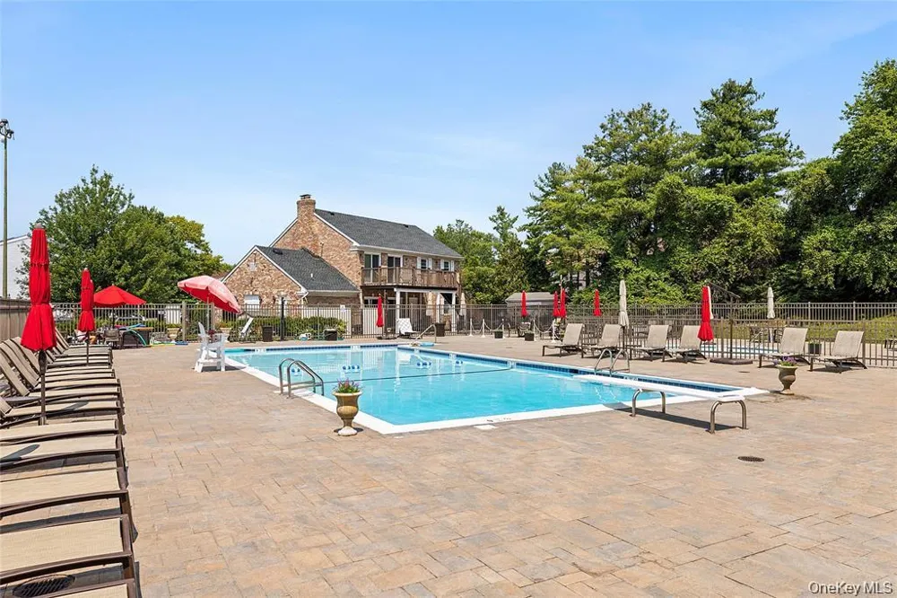 11 Clubhouse Court Woodbury, NY 11797