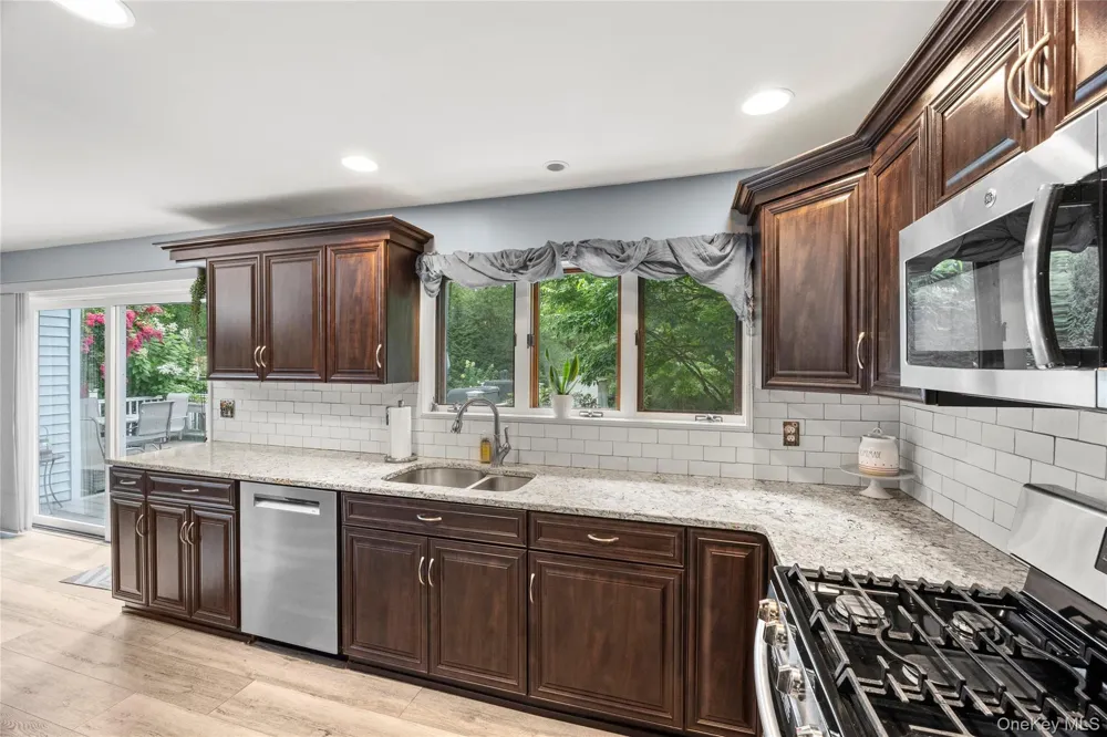 116 Head Of The Neck Road Manorville, NY 11949