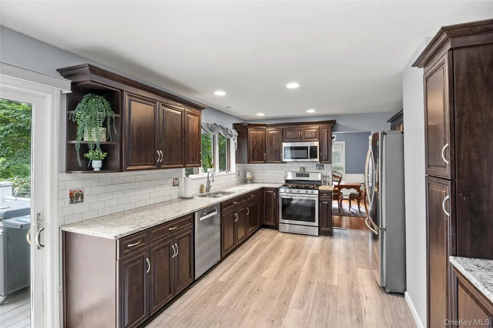 116 Head Of The Neck Road Manorville, NY 11949
