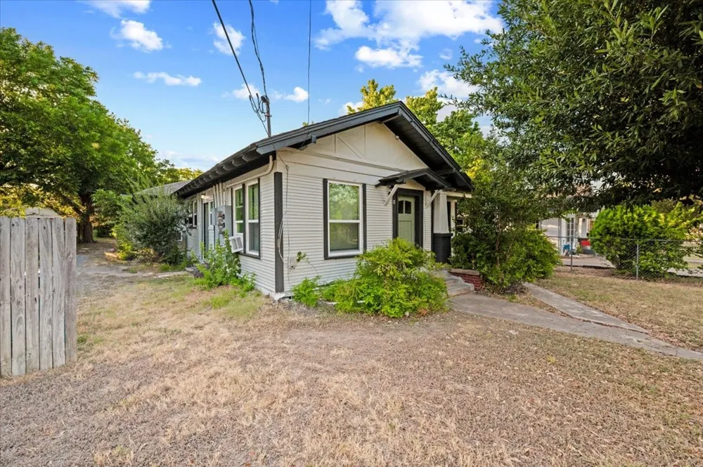 711 Brown Street #B Waxahachie, TX 75165