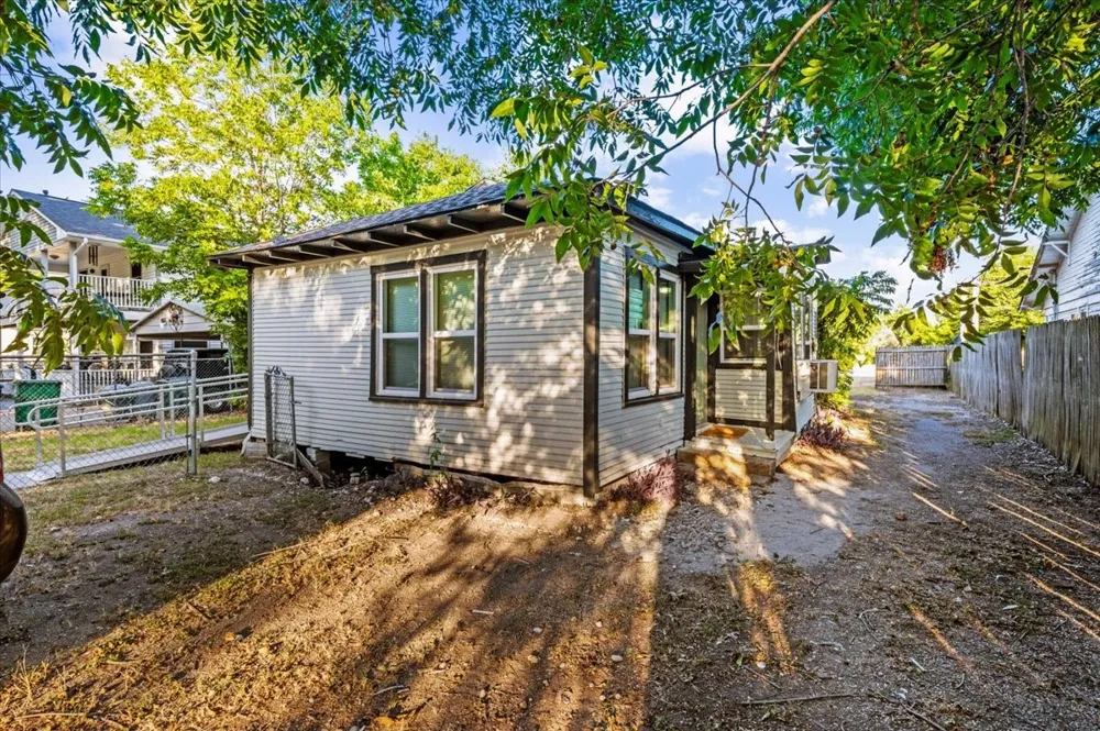 711 Brown Street #B Waxahachie, TX 75165