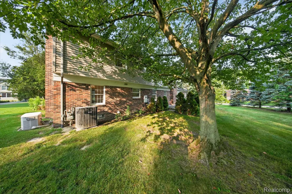 8940 Sarah Lane Grosse Ile Township, MI 48138