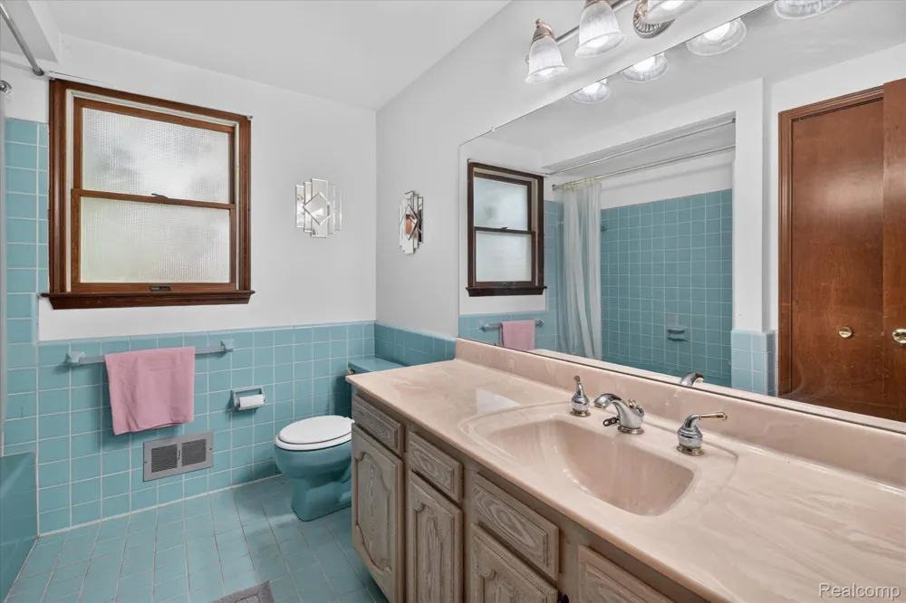 8940 Sarah Lane Grosse Ile Township, MI 48138