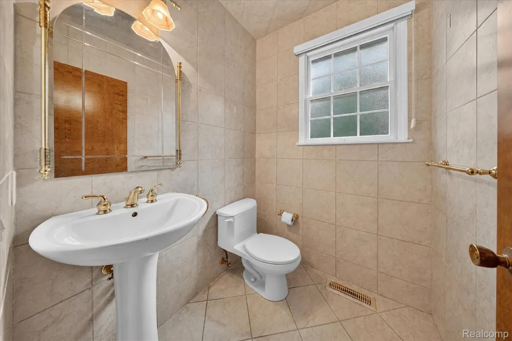 8940 Sarah Lane Grosse Ile Township, MI 48138