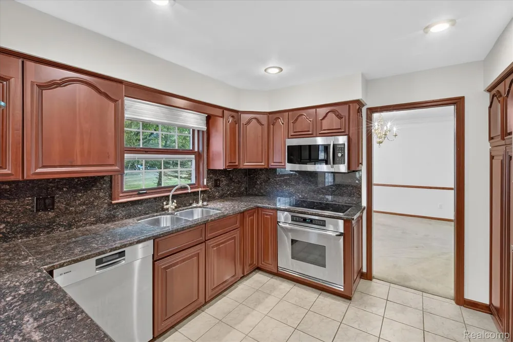8940 Sarah Lane Grosse Ile Township, MI 48138
