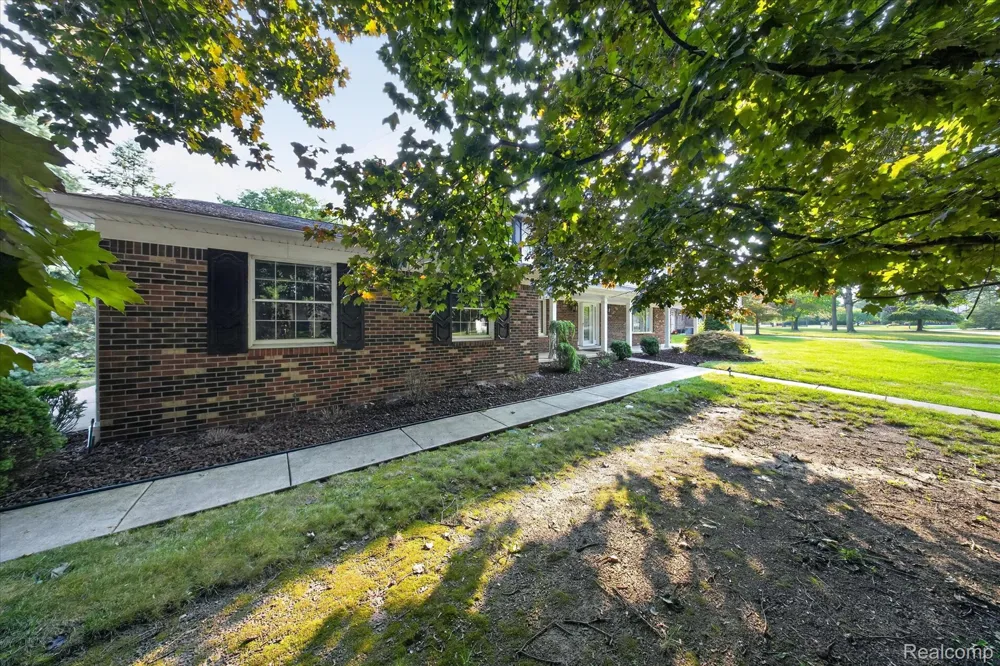 8940 Sarah Lane Grosse Ile Township, MI 48138