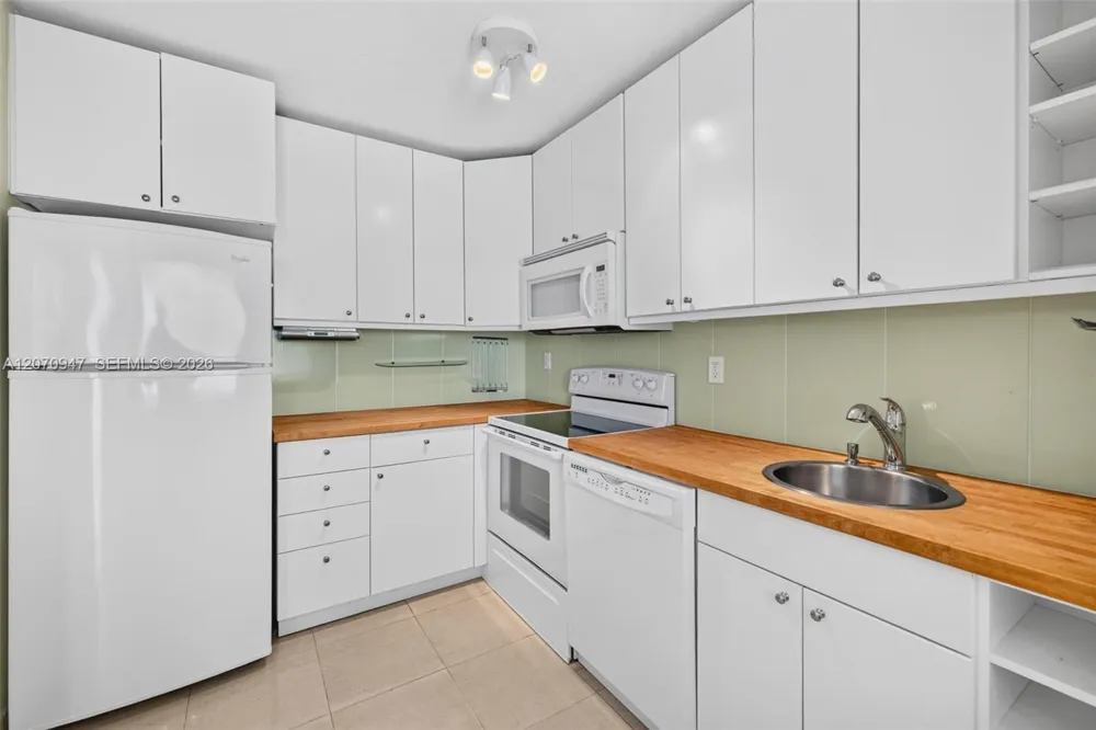 3731 Country Club Dr #1023 Aventura, FL 33180