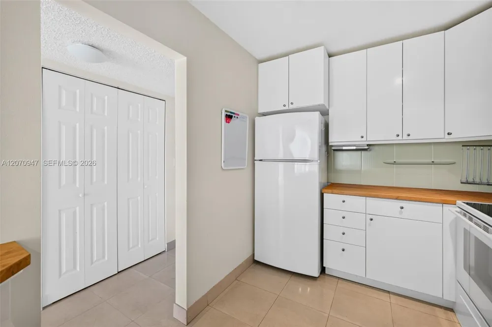 3731 Country Club Dr #1023 Aventura, FL 33180