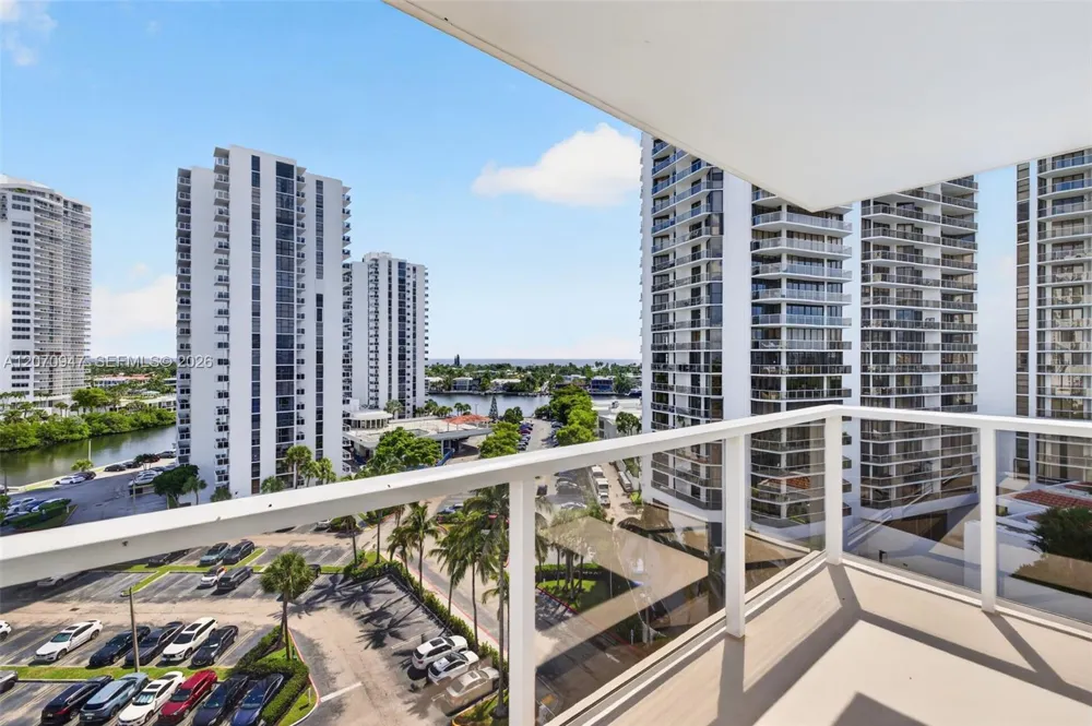 3731 Country Club Dr #1023 Aventura, FL 33180