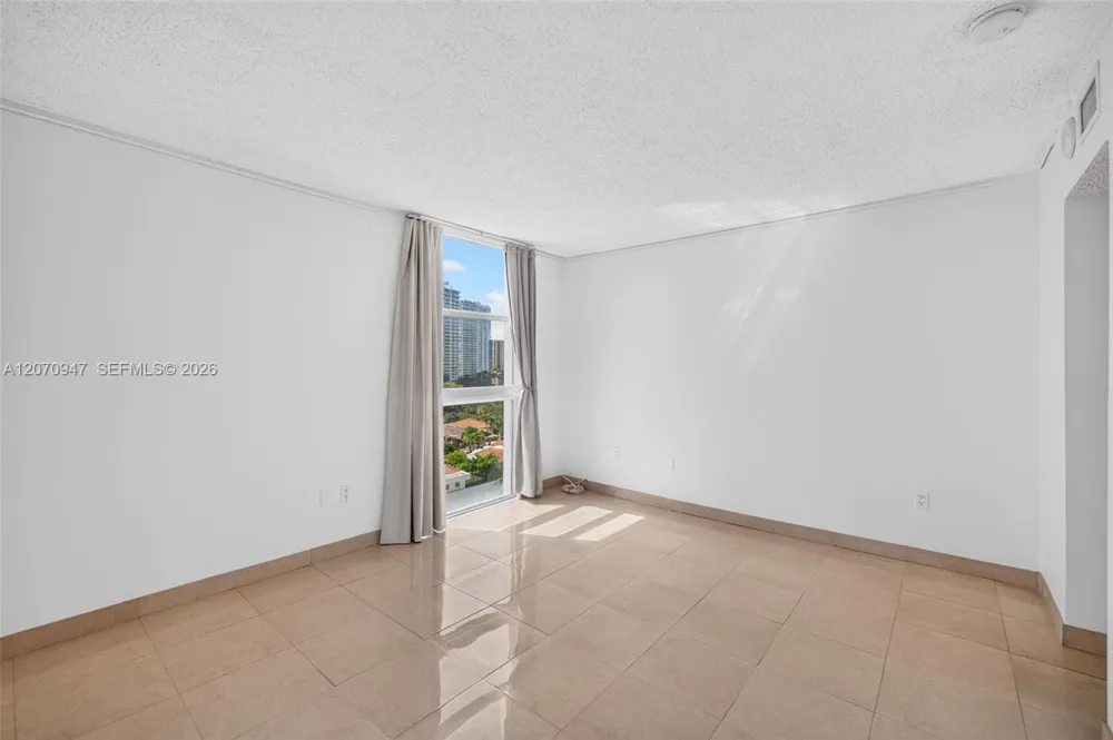 3731 Country Club Dr #1023 Aventura, FL 33180