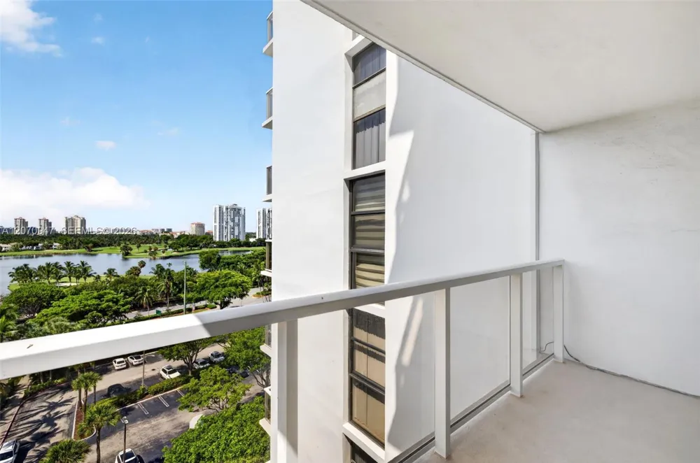 3731 Country Club Dr #1023 Aventura, FL 33180