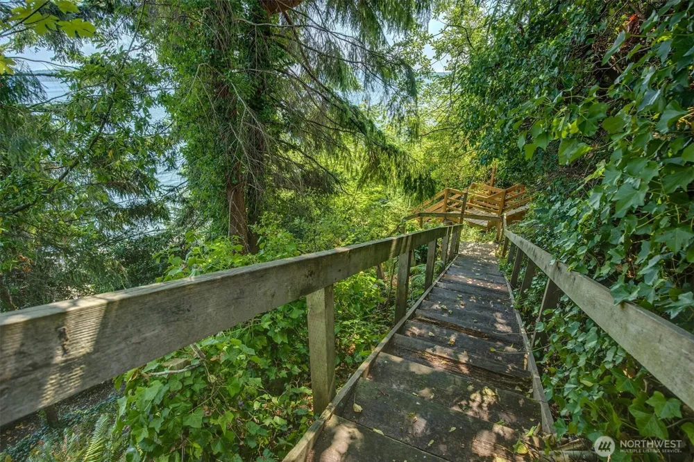 1239 Colchester Drive E Port Orchard, WA 98366