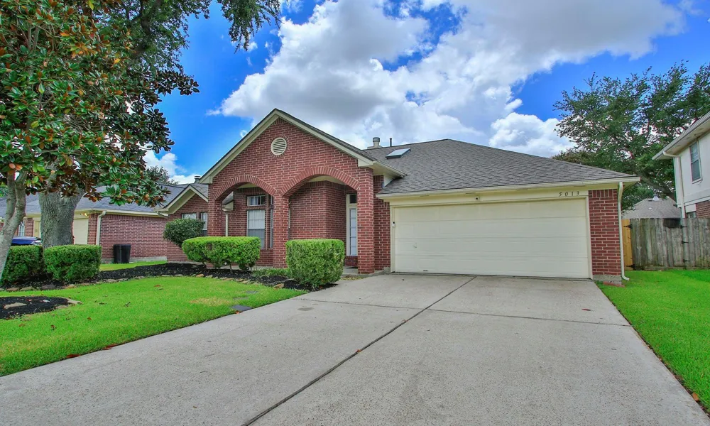 5013 Parkcrest Drive La Porte, TX 77571