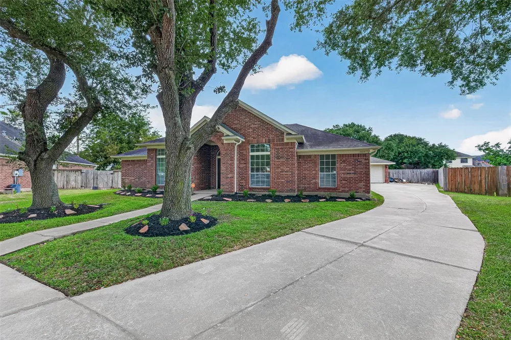 1906 Tall Gum Drive Fresno, TX 77545