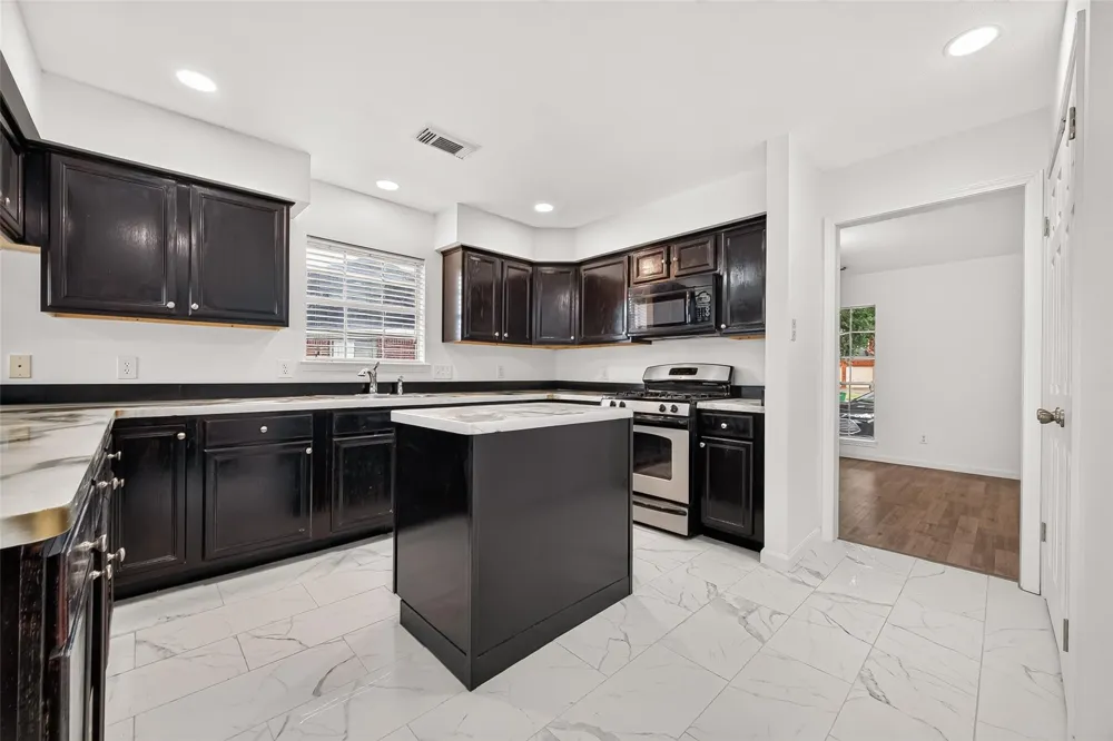 1906 Tall Gum Drive Fresno, TX 77545