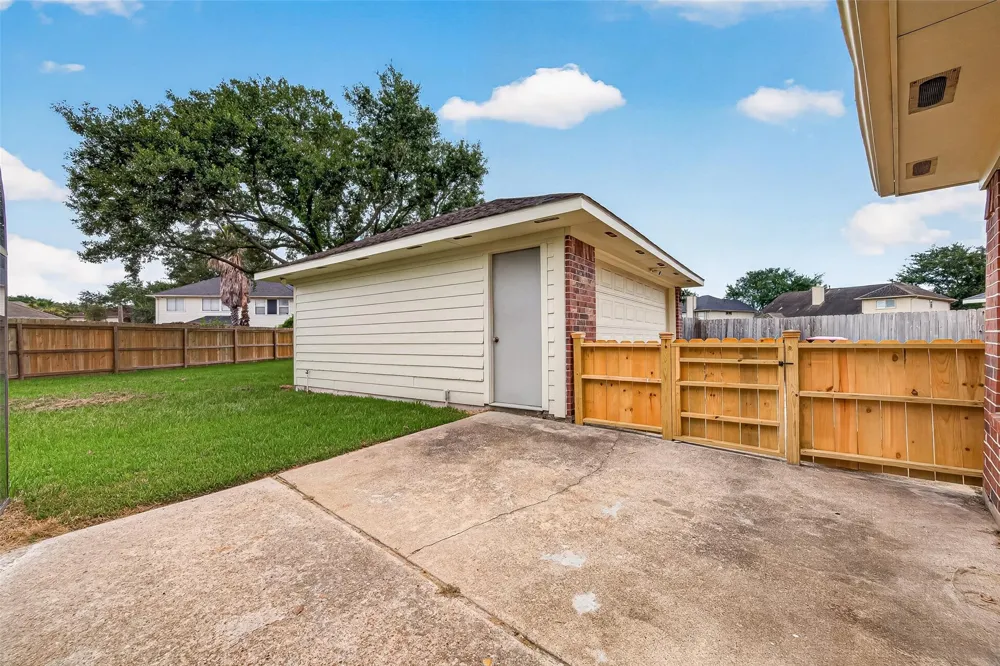 1906 Tall Gum Drive Fresno, TX 77545