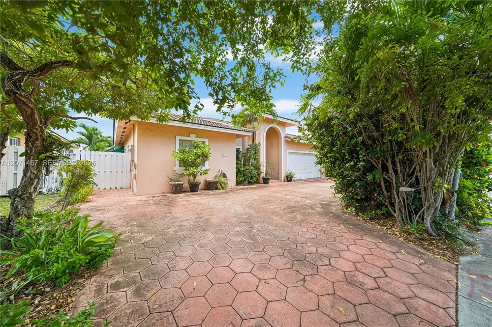 1220 SW 139th Ave Miami, FL 33184