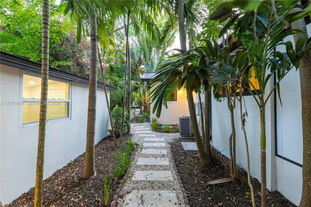 10901 NE 3rd Ave Miami, FL 33161