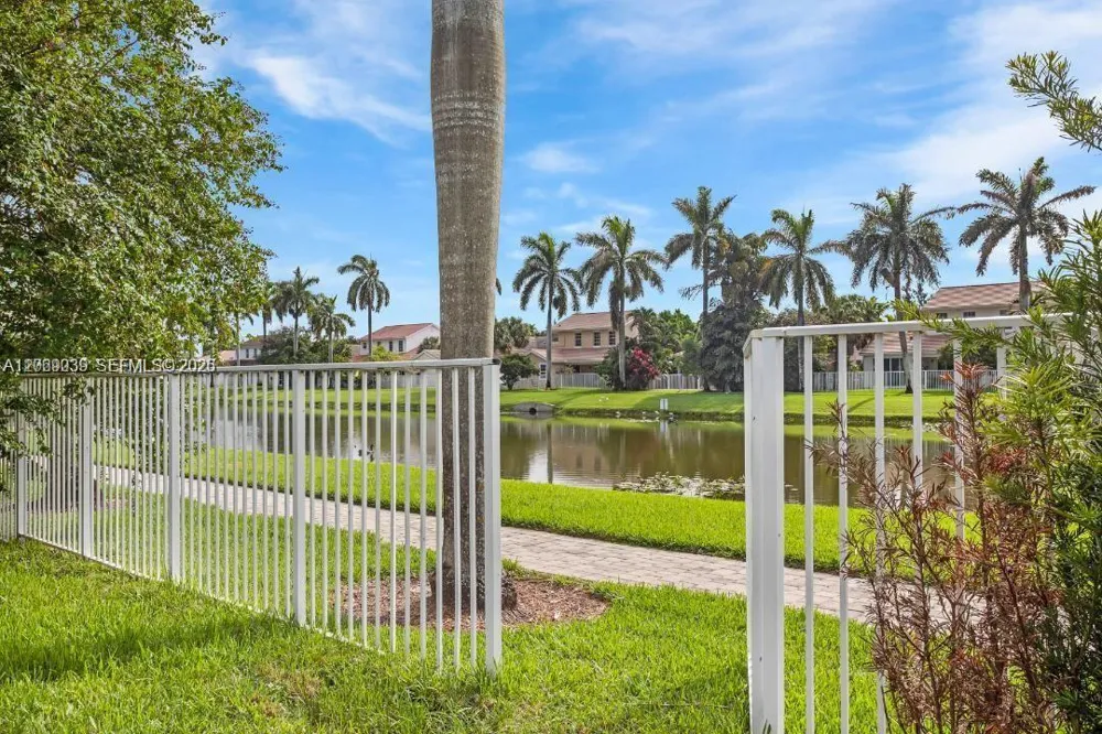 4762 Lakeside Ter Davie, FL 33314
