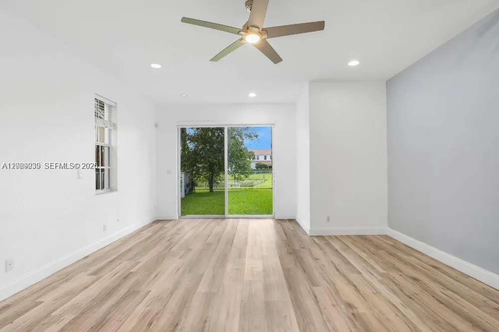 4762 Lakeside Ter Davie, FL 33314