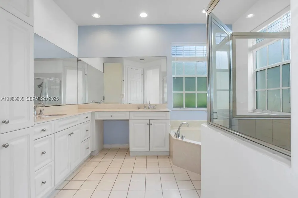 4762 Lakeside Ter Davie, FL 33314