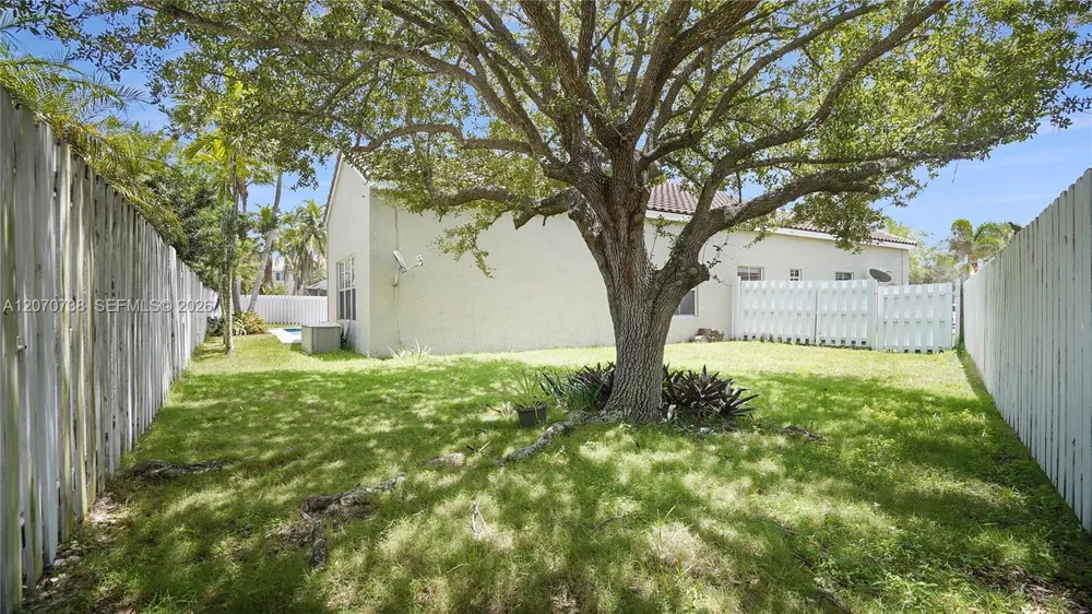 1064 Cedar Falls Dr Weston, FL 33327