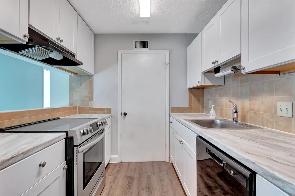 2301 CONGRESS AVENUE #23 Boynton Beach, FL 33426