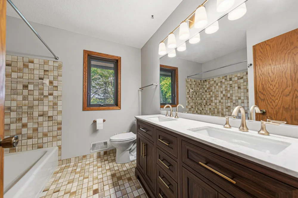 14613 Carriage Lane Burnsville, MN 55306
