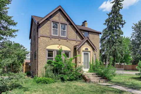 251 Stevens Street W